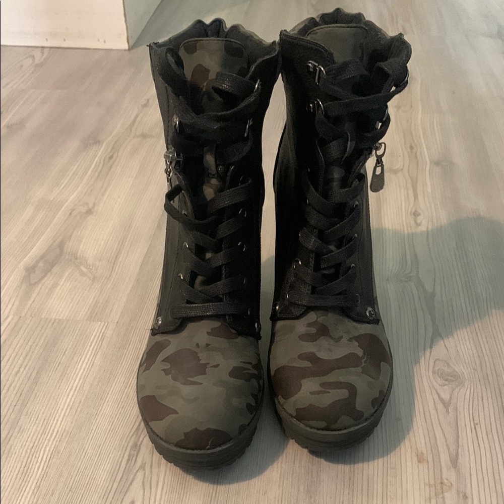 Chunky Heeled Green and Black Boots with Lace-Up Design - Picture 6 of 7
